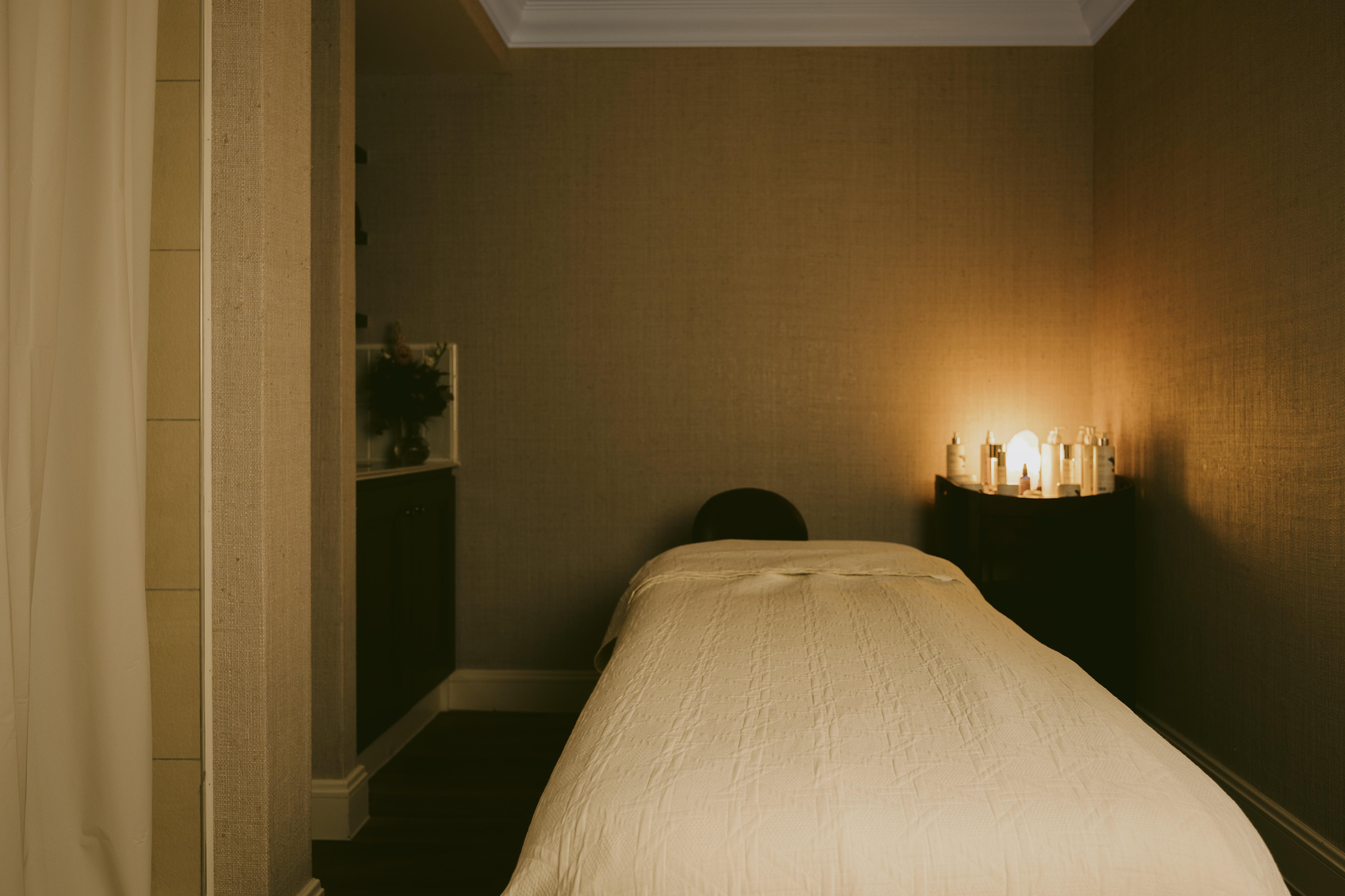 Marine Troon Hotel Екстериор снимка A massage table